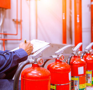 Engenheiro verificando sistema de controle de incêndio industrial